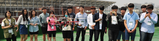 건국대 항공우주정보시스템공학과가 지난 28일 고교생들을 대상으로 드론 시스템 실습을 실시했다. 서울 광진구 능동로 건국대 공과대학에서 열린 전공체험에서 고교생들은 드론 시스템 체험하면 진로를 모색했다. 건국대 제공